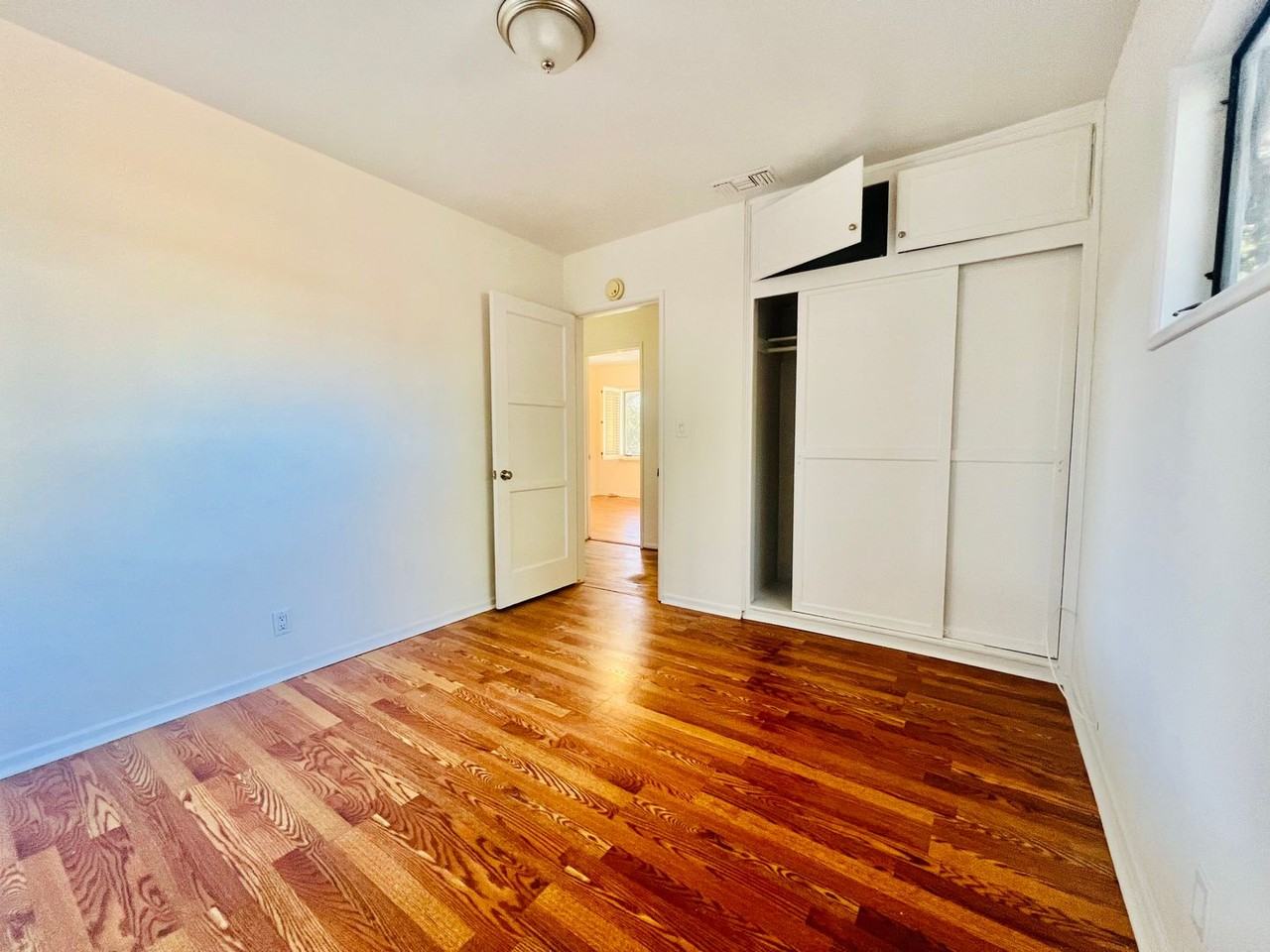 7056 Lasaine Ave - Photo 4 of 16