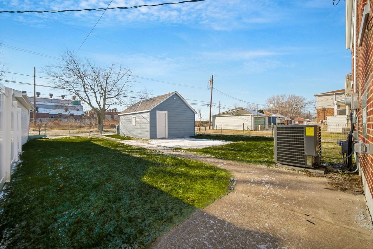 1324 Lakeview Ave - Photo 2 of 16