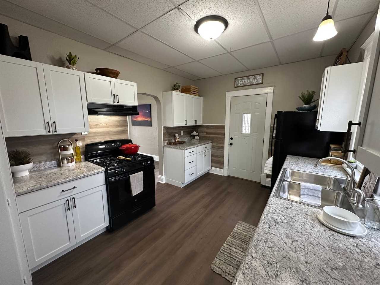 1027 Columbia St - Photo 3 of 41