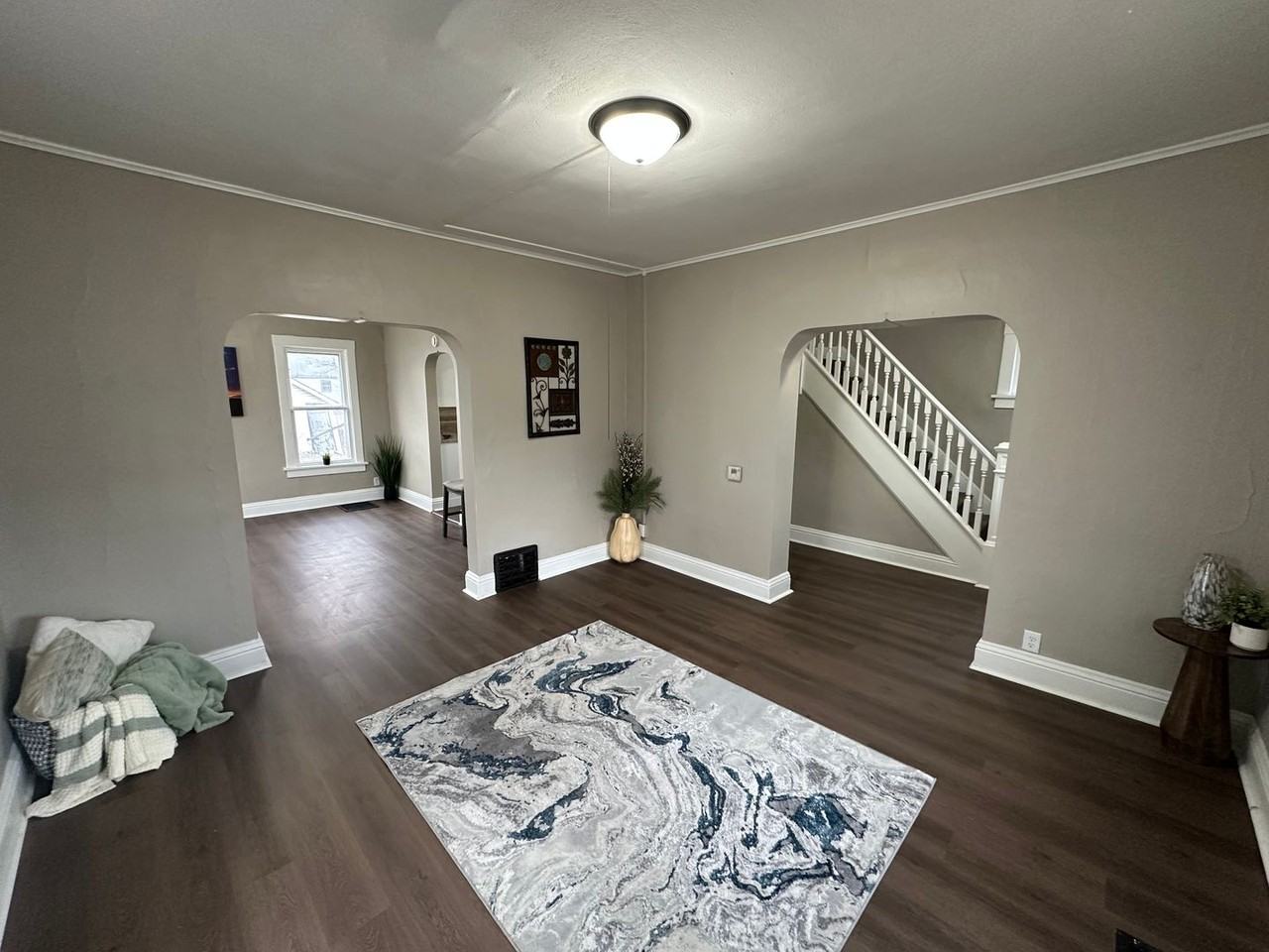 1027 Columbia St - Photo 2 of 41