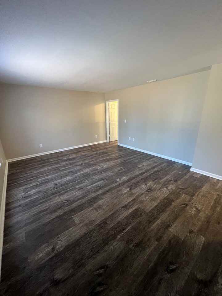 307 S College St - Photo 2 of 9