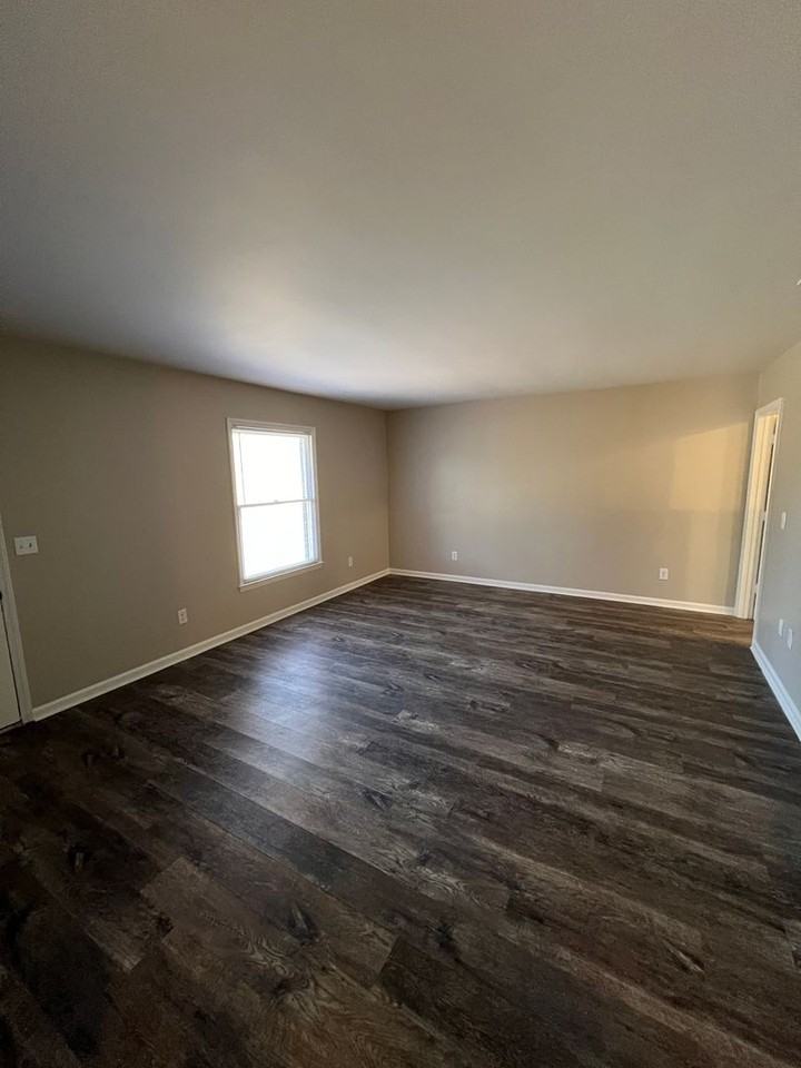 307 S College St - Photo 3 of 9