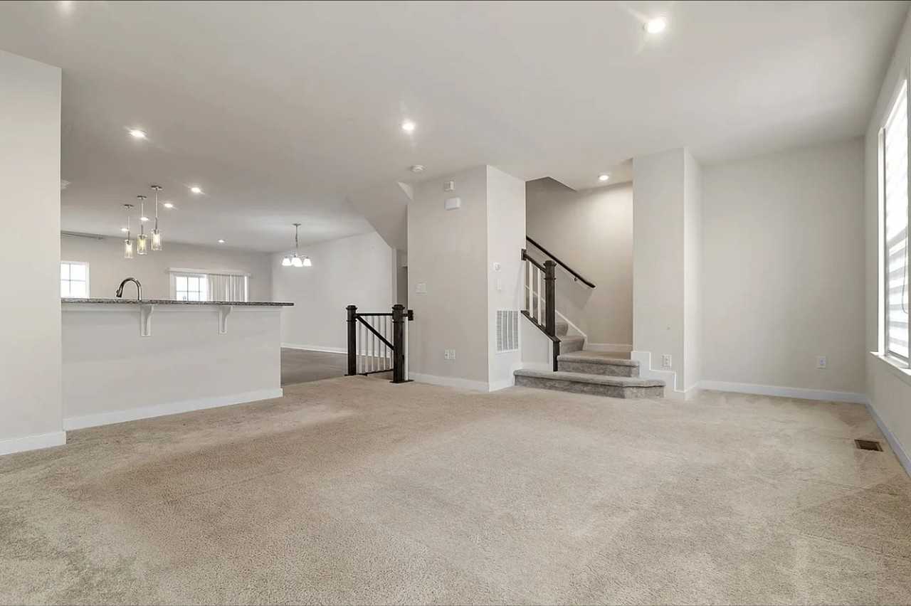 310 N Parkway Dr - Photo 3 of 16