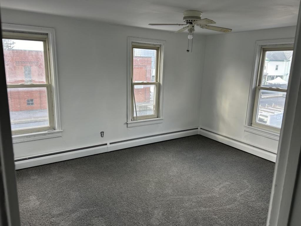 320 N Chestnut St - Photo 3 of 6