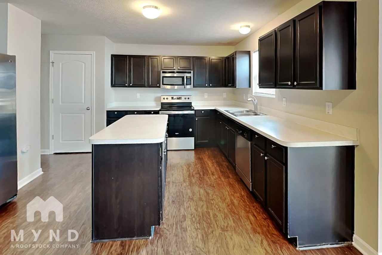 335 Cloverhill Dr - Photo 3 of 28