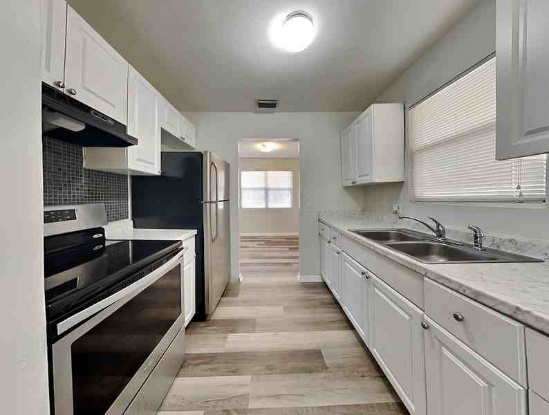 1527 S Central Ave - Photo 2 of 15