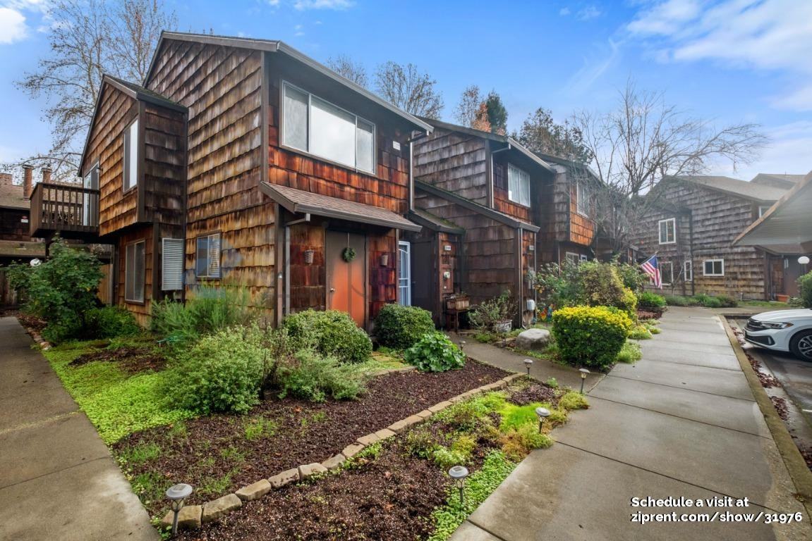 1326 Parkway Dr - Photo 2 of 29