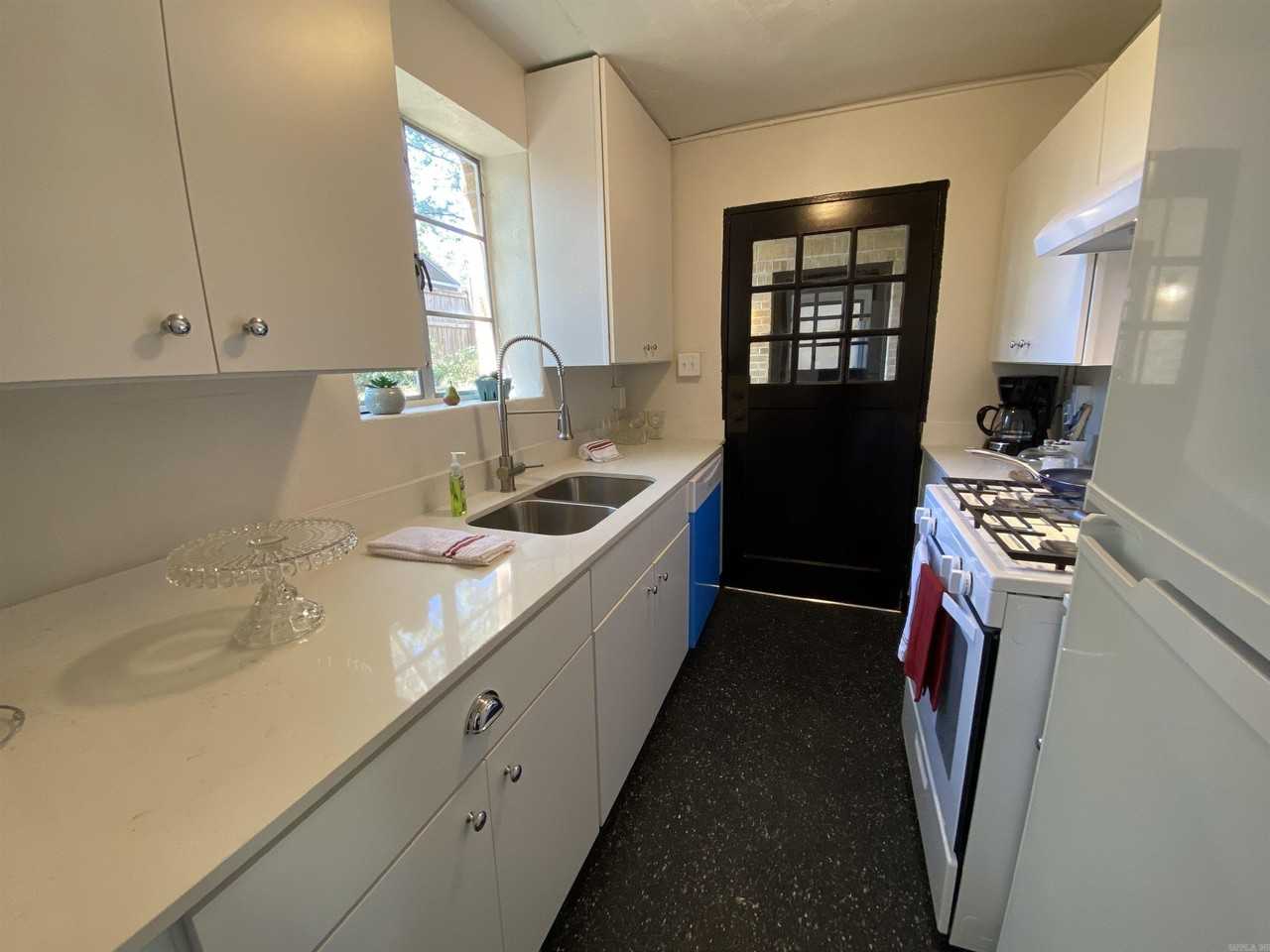 1007 Park Ave - Photo 2 of 21