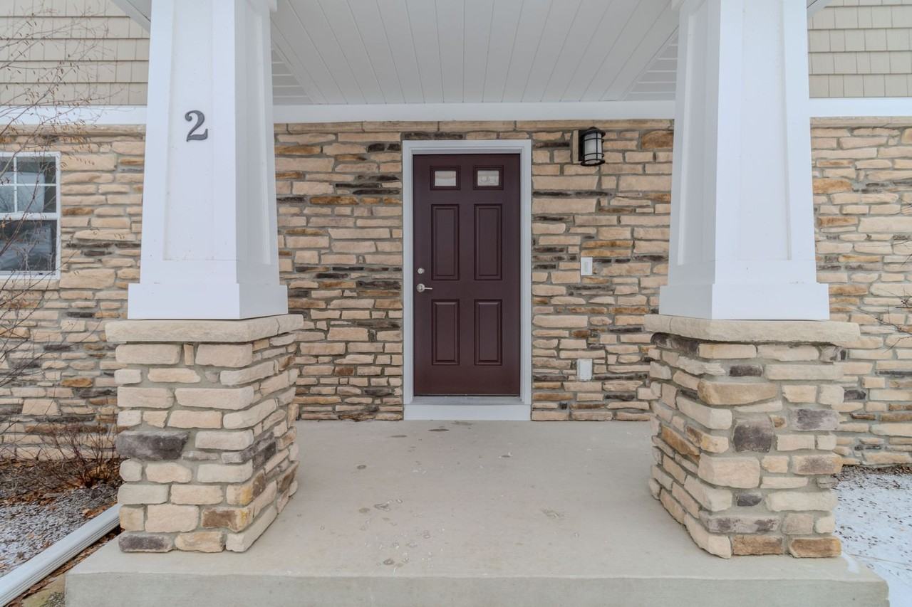 1560 Simsbury St - Photo 2 of 46