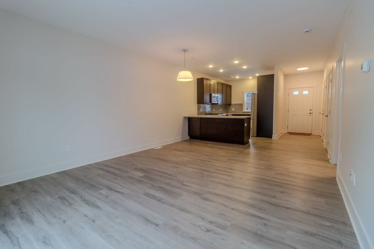 1560 Simsbury St - Photo 4 of 46