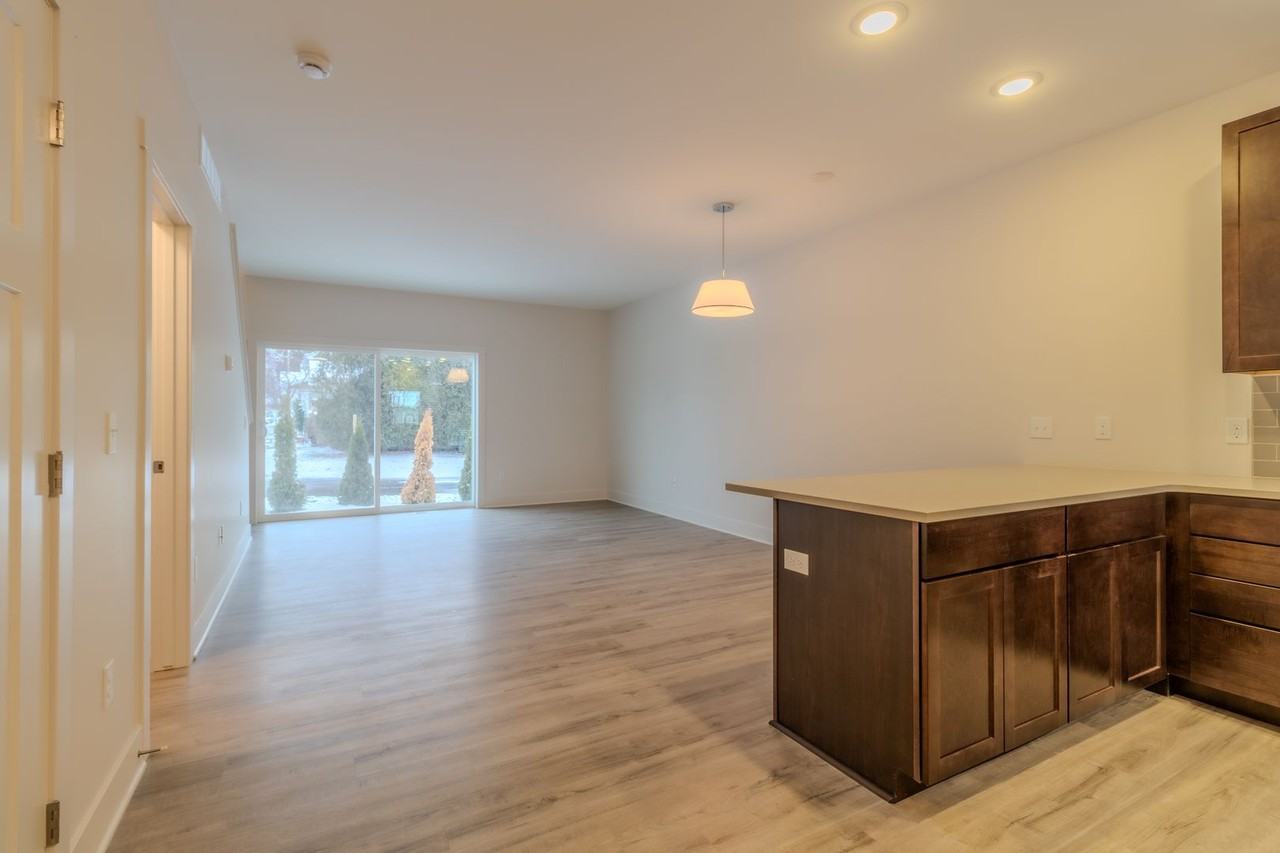 1560 Simsbury St - Photo 3 of 46