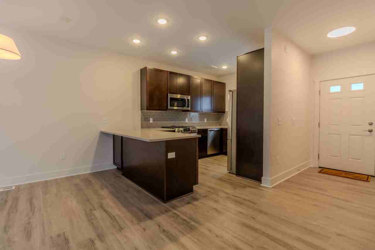 1560 Simsbury St - Photo 6 of 46