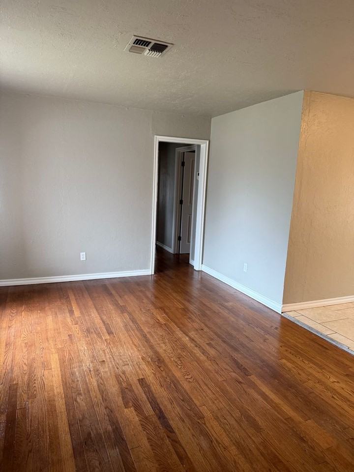 5609 S Rockwood Ave - Photo 4 of 17