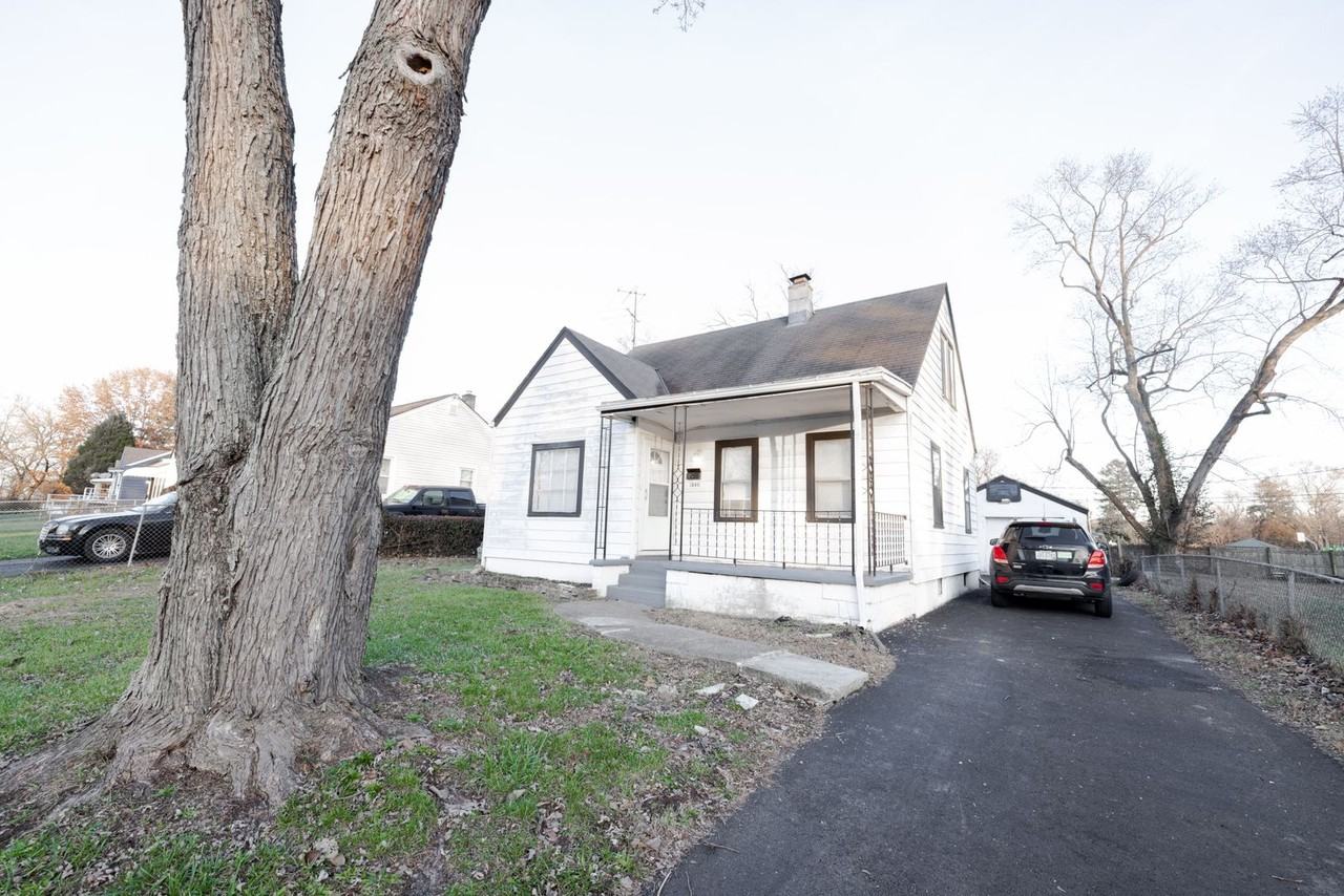 1590 Vendome Dr S - Photo 2 of 21