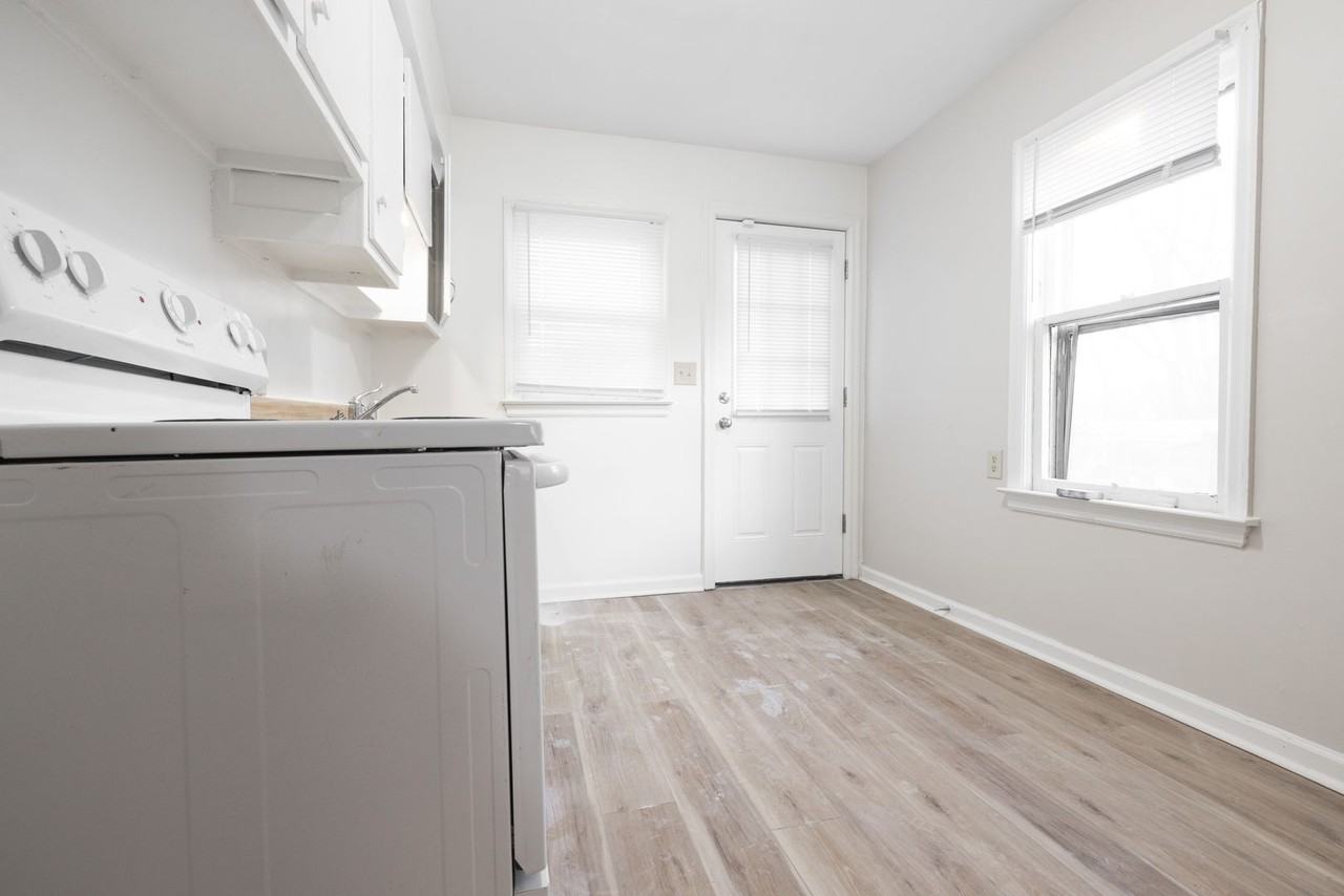 1590 Vendome Dr S - Photo 3 of 21