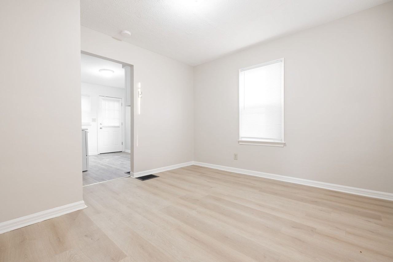 1590 Vendome Dr S - Photo 4 of 21