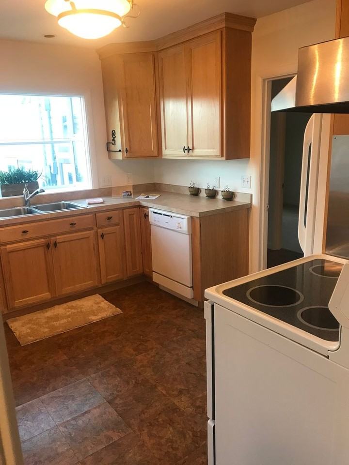 1175 Avenue B - Photo 4 of 6