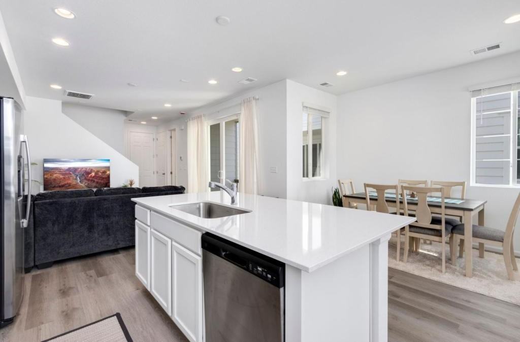 6125 Two Leaf Dr - Photo 3 of 14