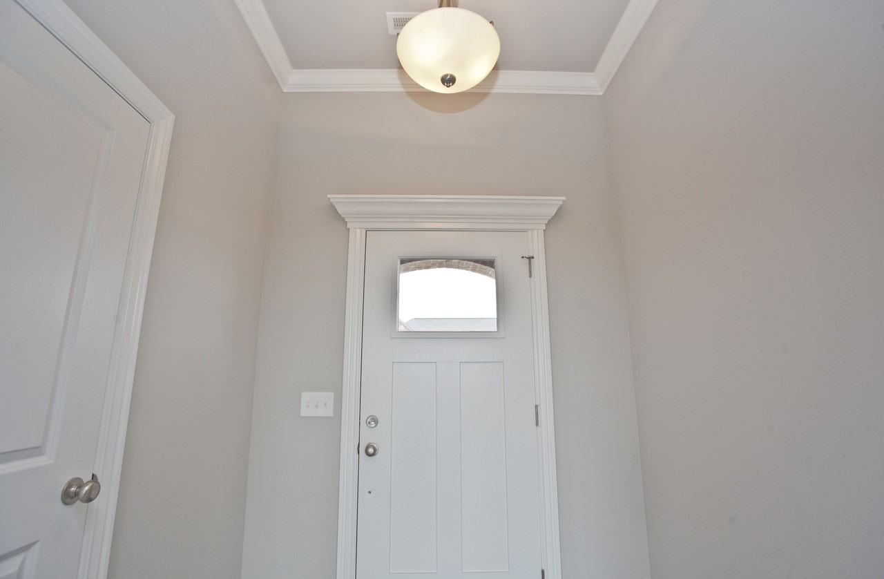 1004 Taylor Ln - Photo 2 of 30