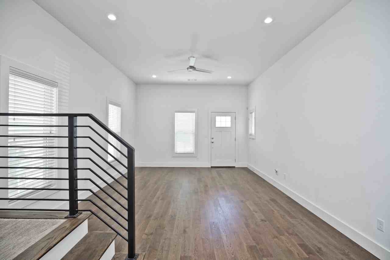 444 Sw B St - Photo 2 of 24