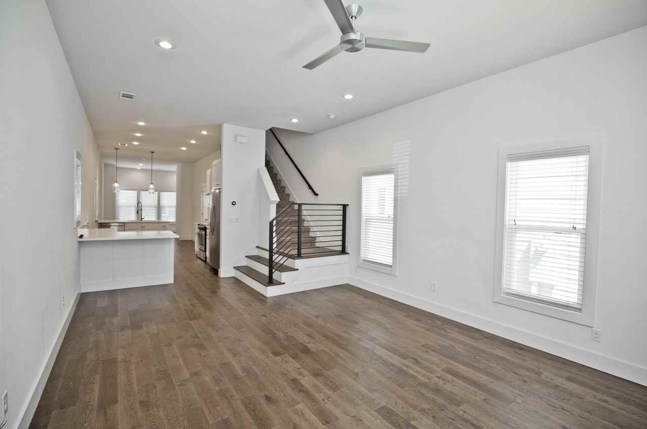 444 Sw B St - Photo 3 of 24