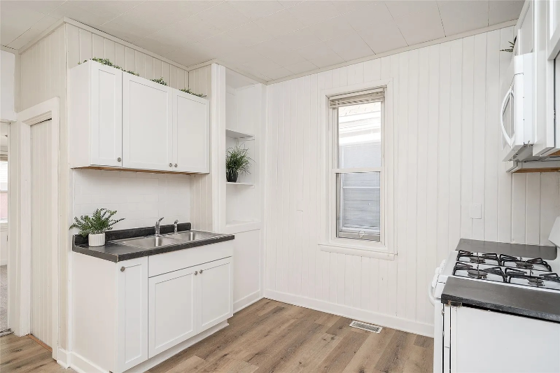 1136 East 8th Street - Photo 3 of 16