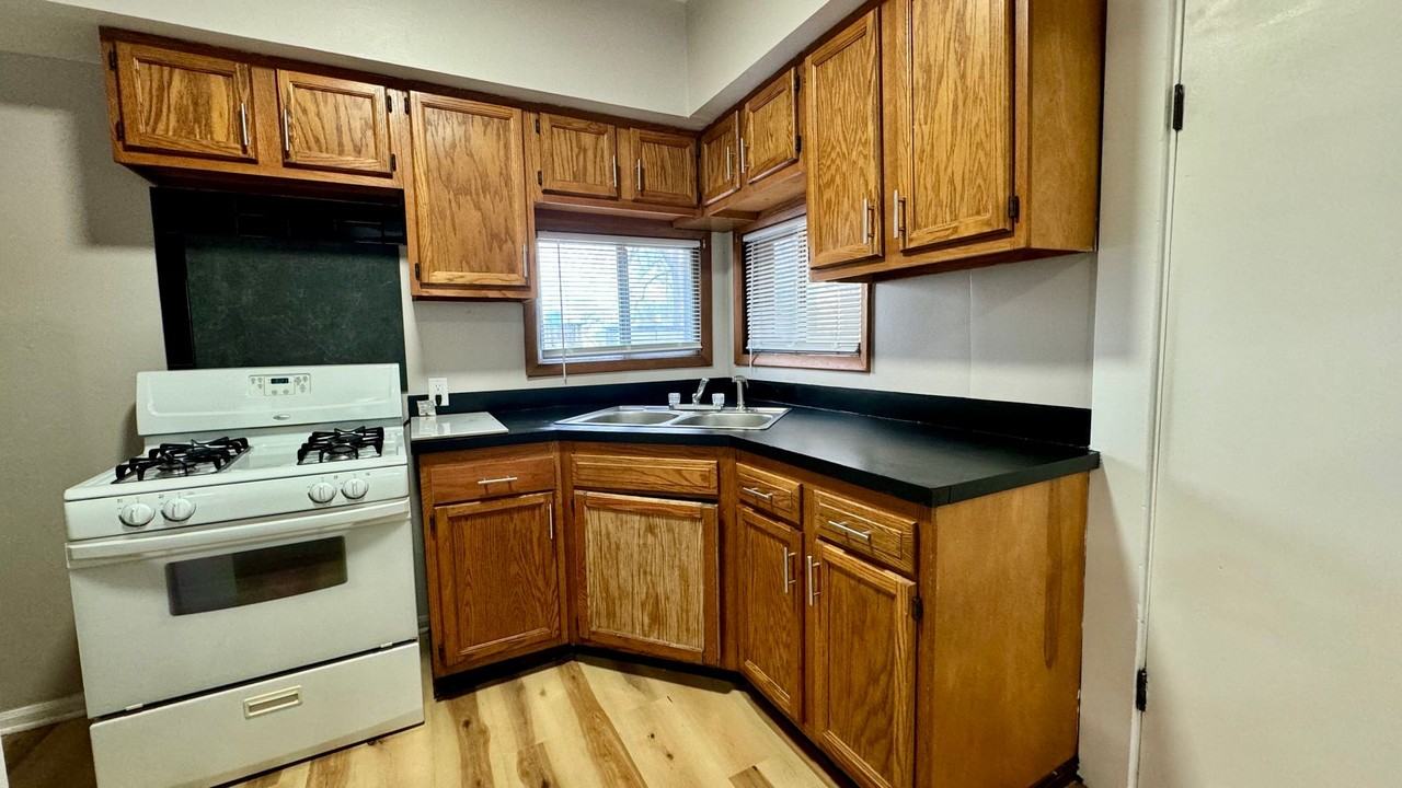 1334 Carman Ave Ne - Photo 6 of 12