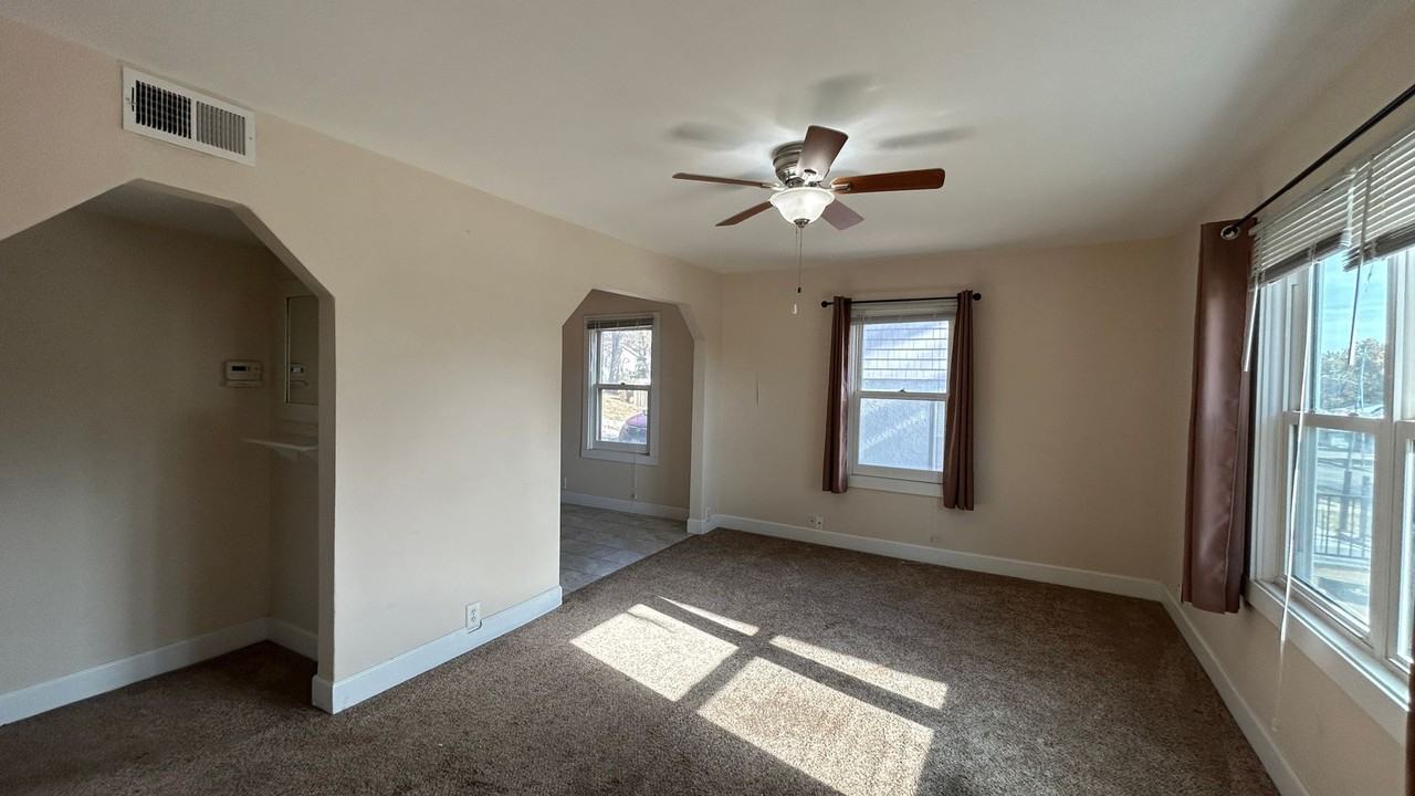 710 W Mission Ave - Photo 3 of 9