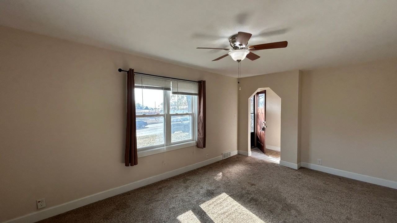 710 W Mission Ave - Photo 4 of 9