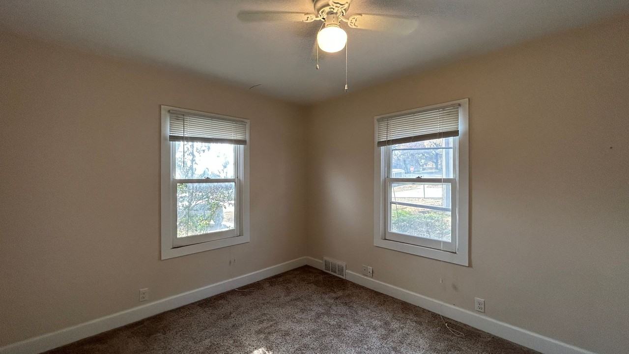 710 W Mission Ave - Photo 7 of 9