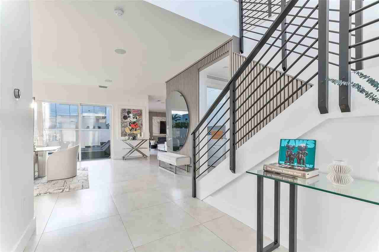 7446 Nw 99th Ct - Photo 2 of 8