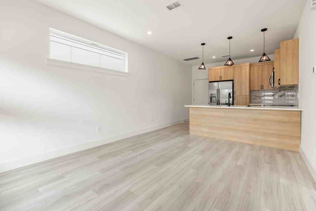 516 E 17th St ##A - Photo 4 of 15