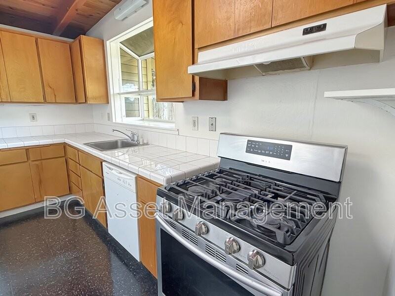 1526 Visalia Ave - Photo 6 of 24