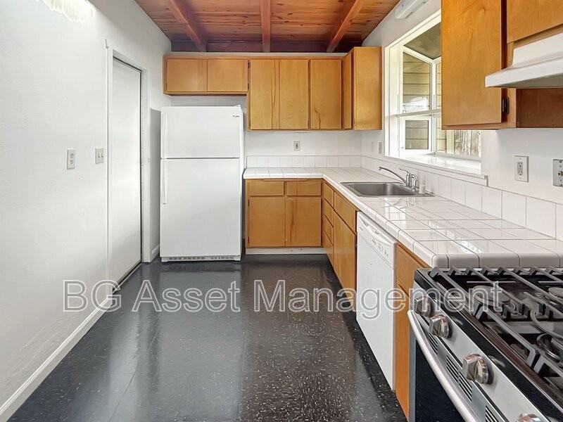 1526 Visalia Ave - Photo 7 of 24