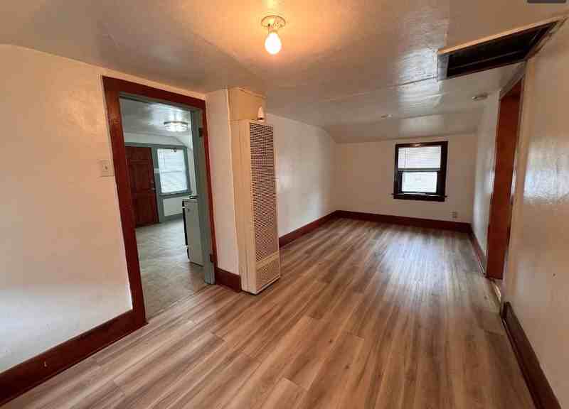 1527 Indiana Ave - Photo 7 of 10