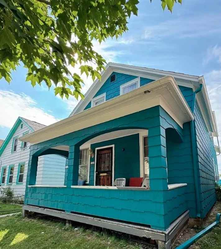 1527 Indiana Ave - Photo 2 of 10