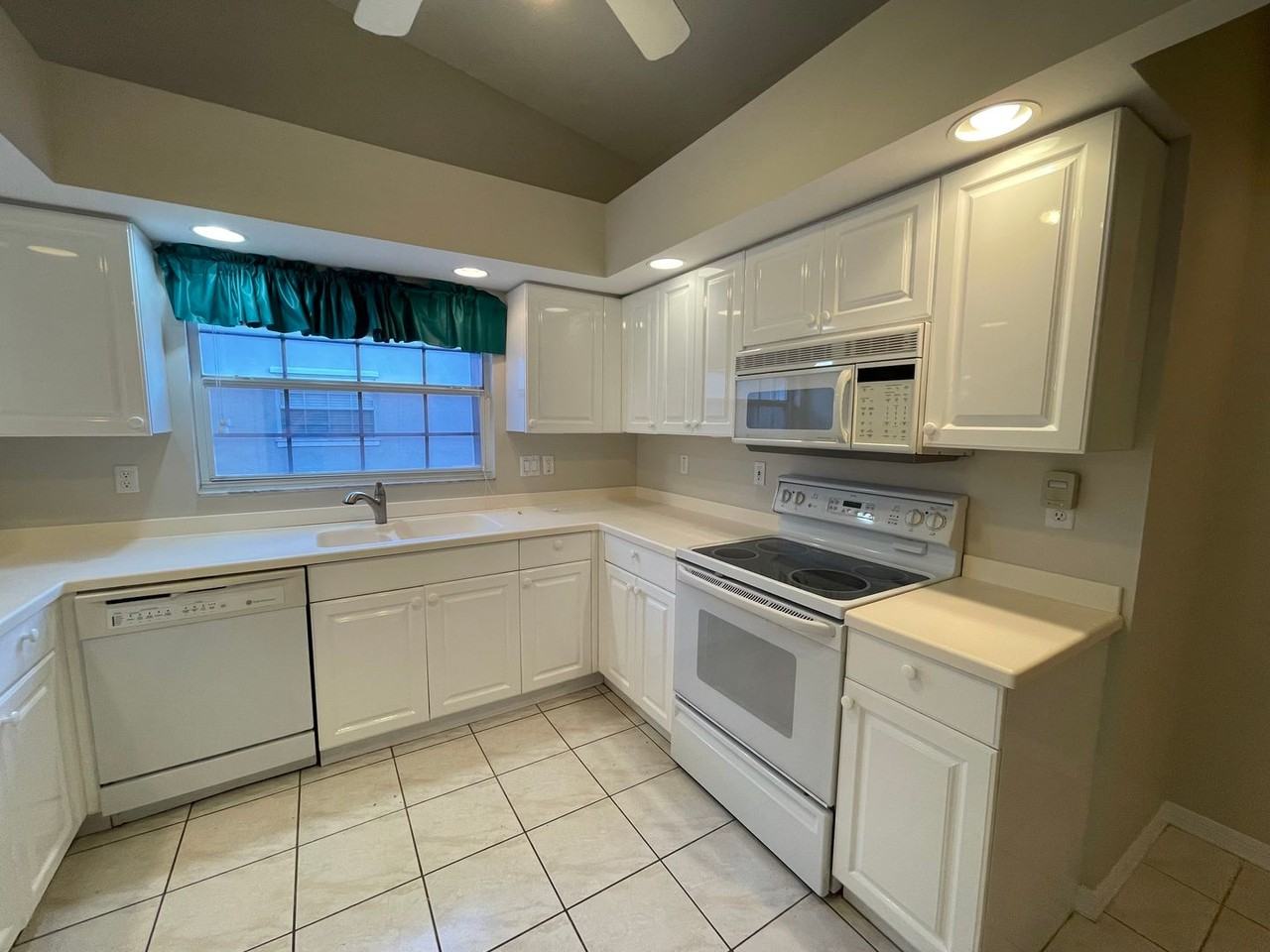 239 Melrose Pl - Photo 4 of 22