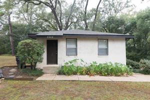 featured image of 2040 Hollywood Dr