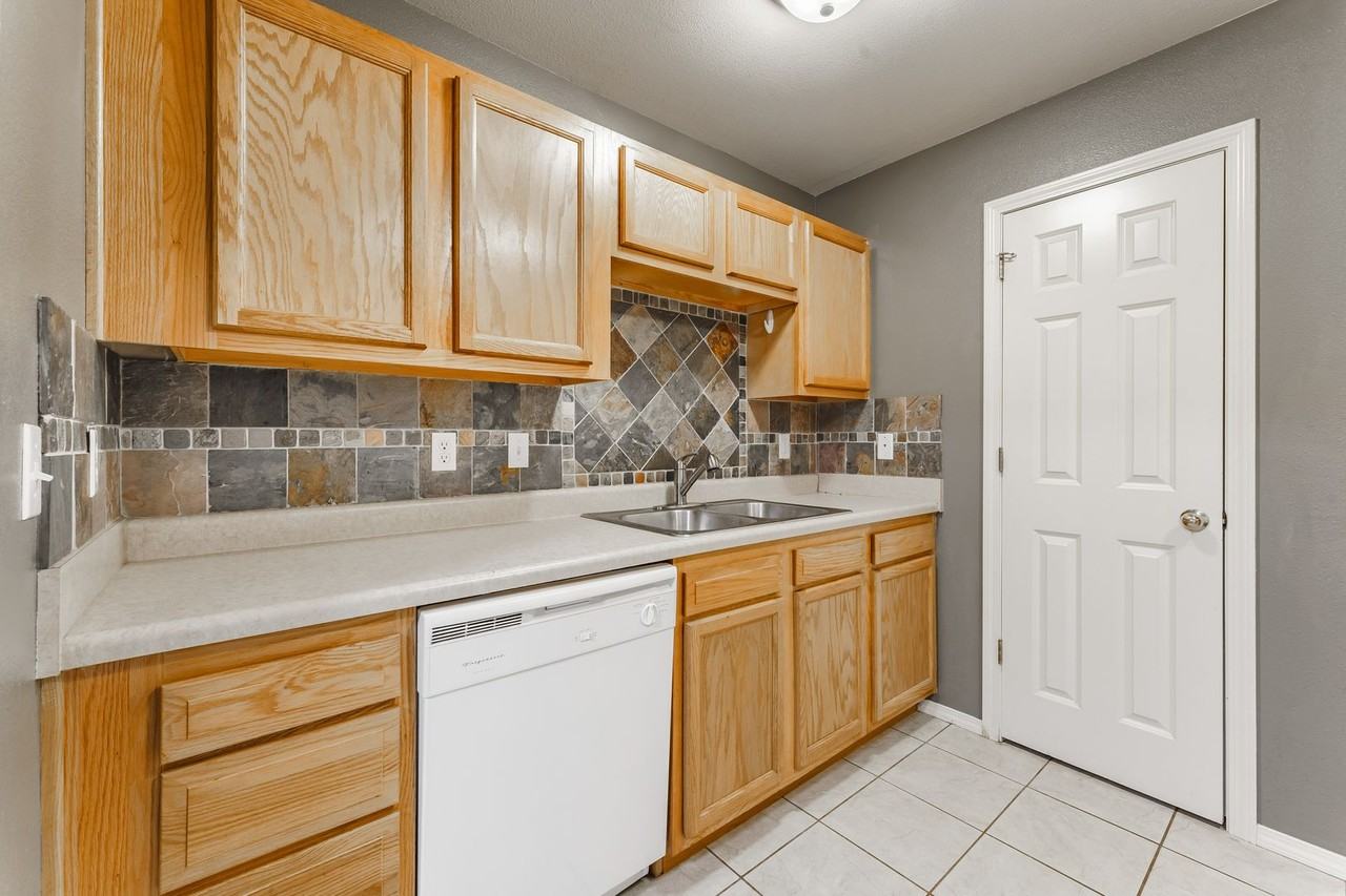 4603 Sw Limestone Ave - Photo 6 of 16