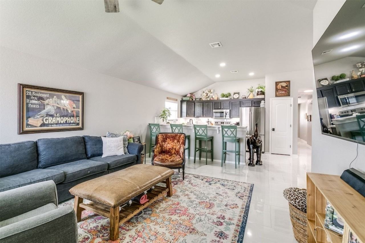 1204 Kingston Rd - Photo 3 of 32