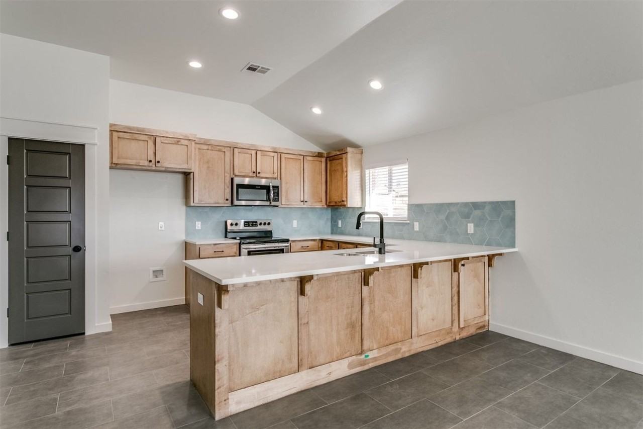 1204 Kingston Rd - Photo 5 of 32