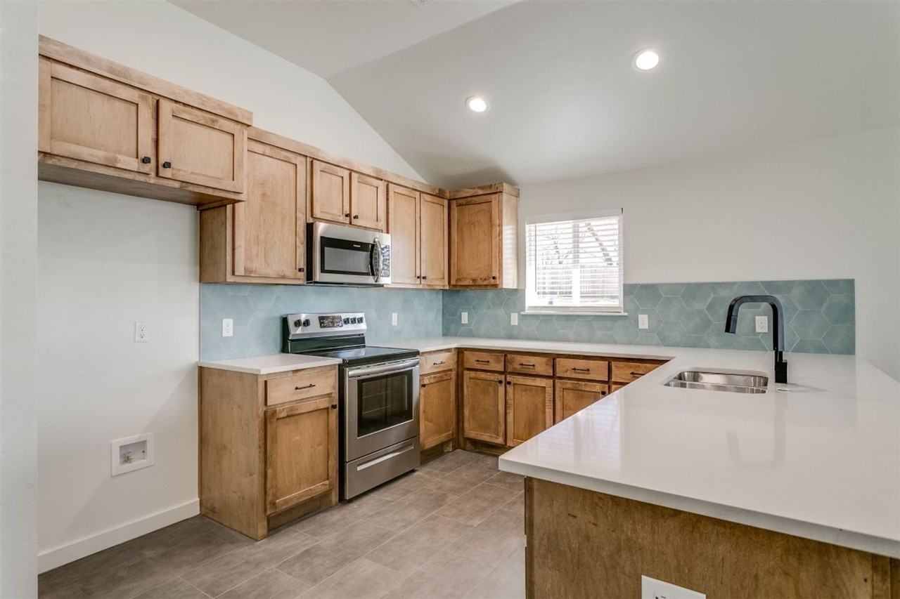 1204 Kingston Rd - Photo 6 of 32