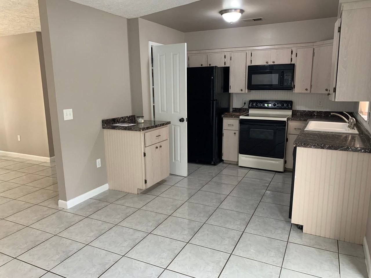 1601 Alabama Ave - Photo 4 of 15