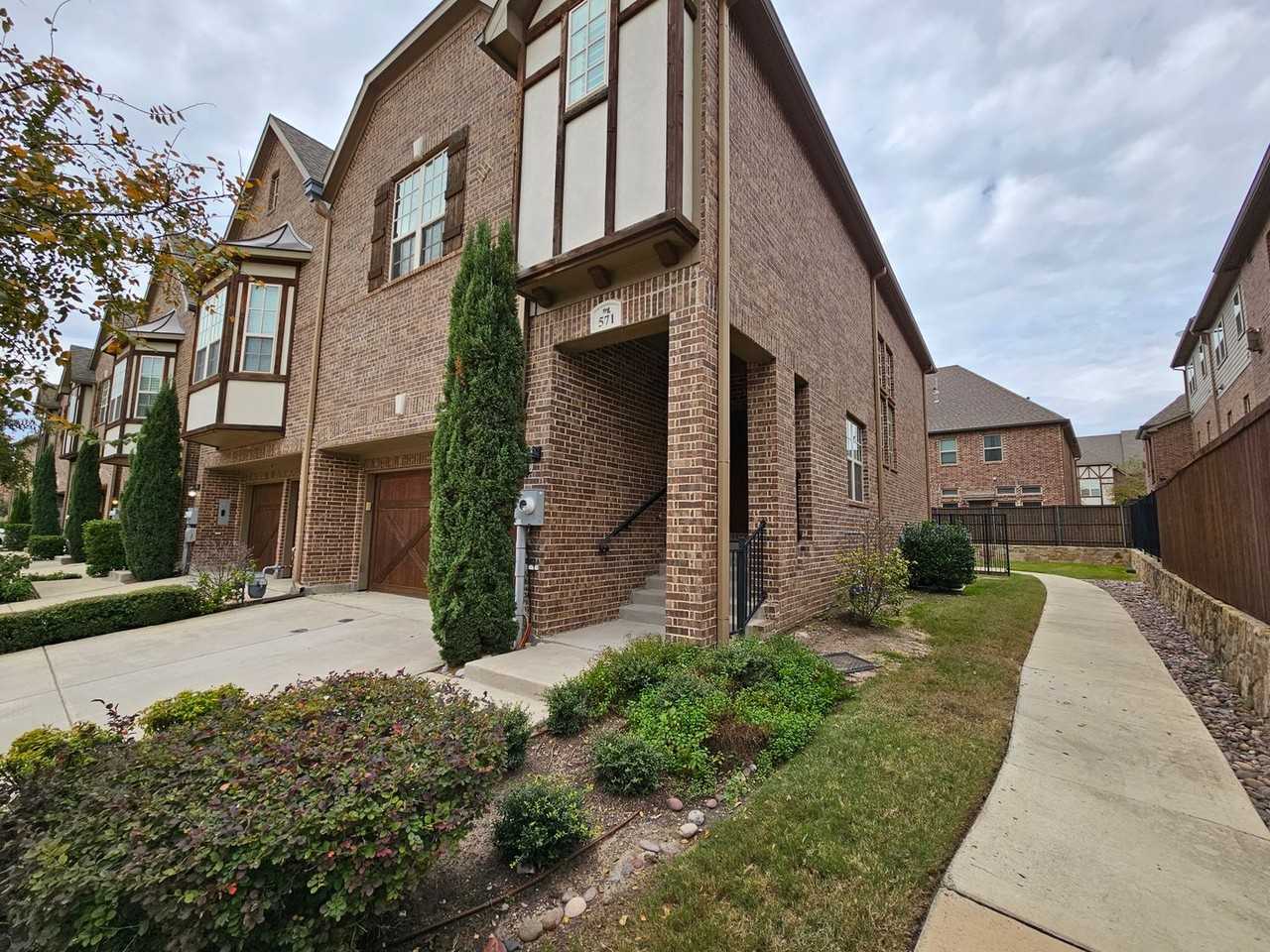 571 Waterloo Dr - Photo 2 of 42