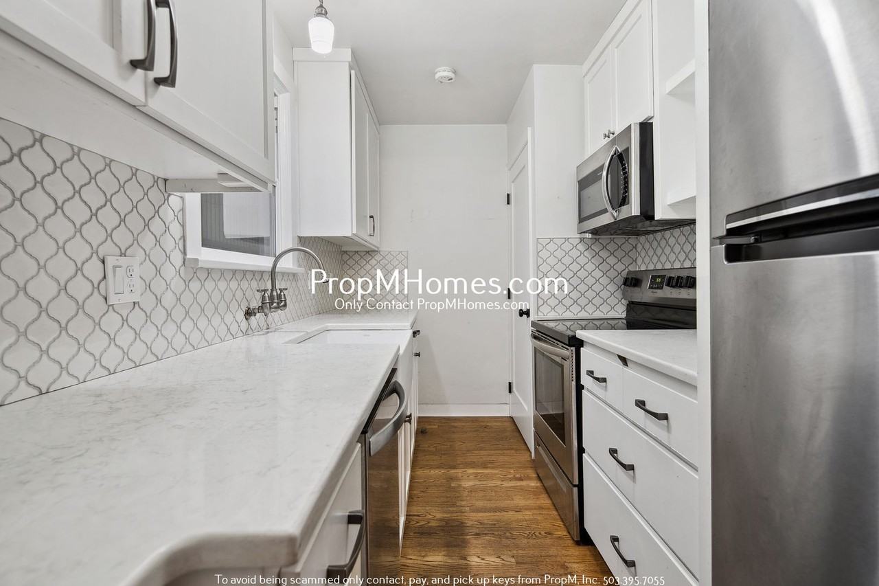 6736 S Virginia Ave - Photo 6 of 20