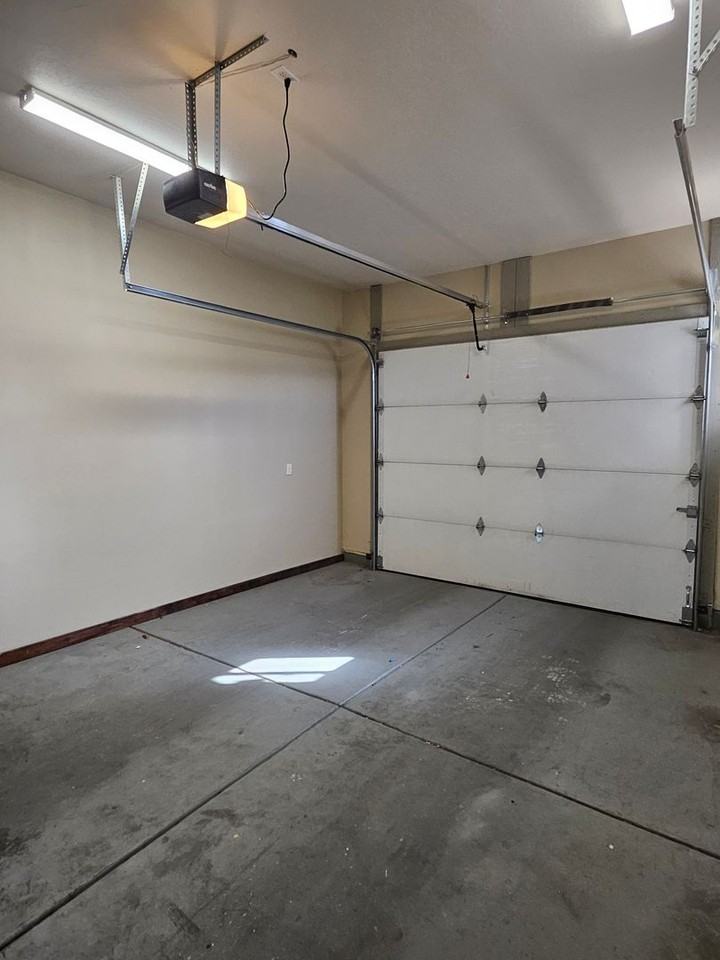 915 Edith Blvd Ne - Photo 2 of 50