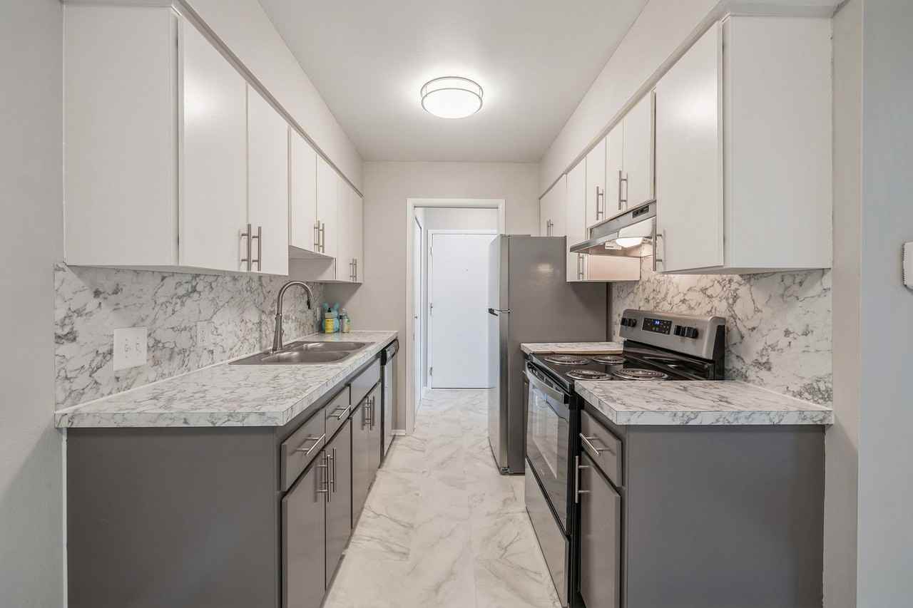 Ivanhoe - Photo 4 of 26