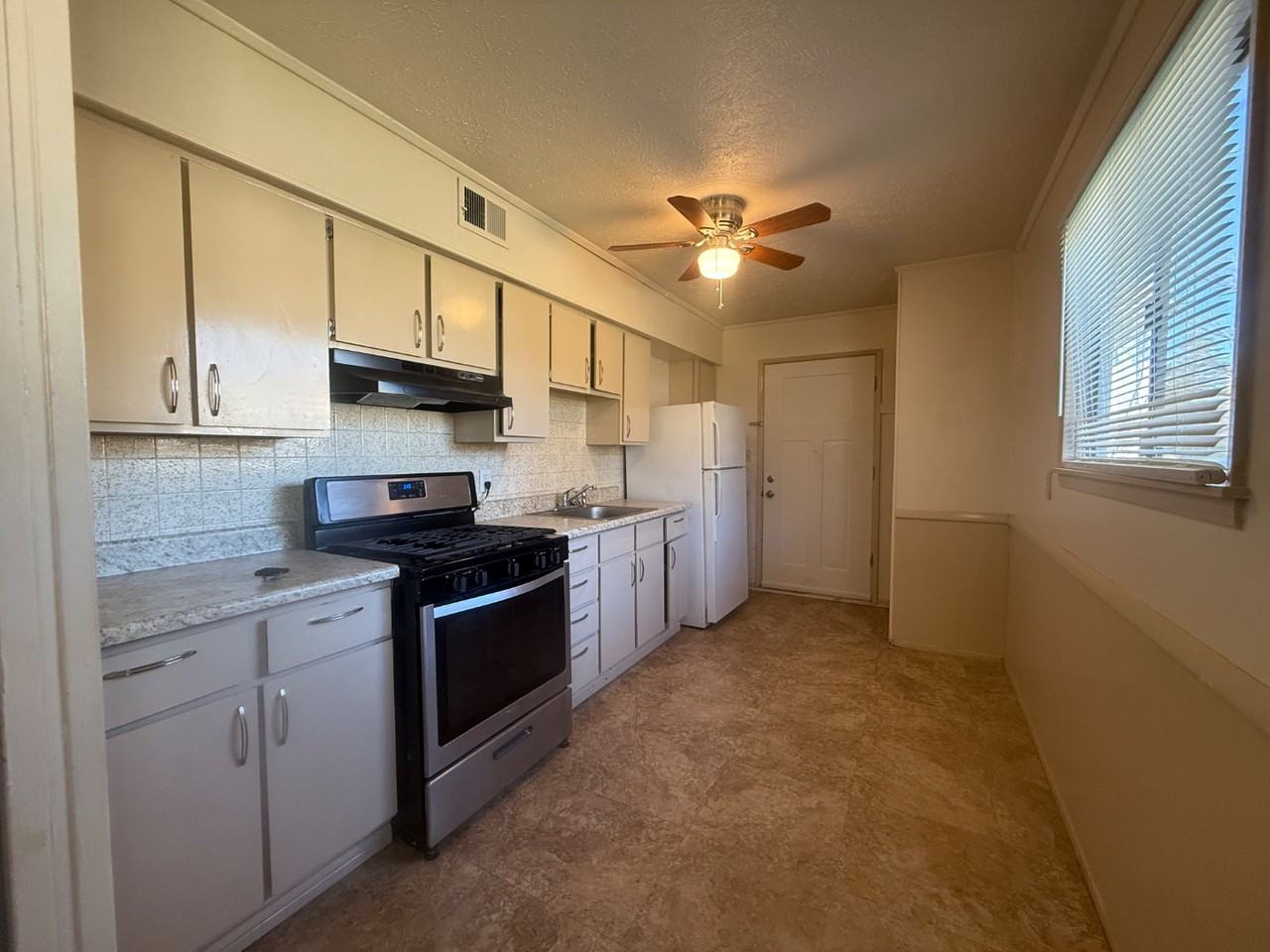 1003 Burlington St - Photo 3 of 9