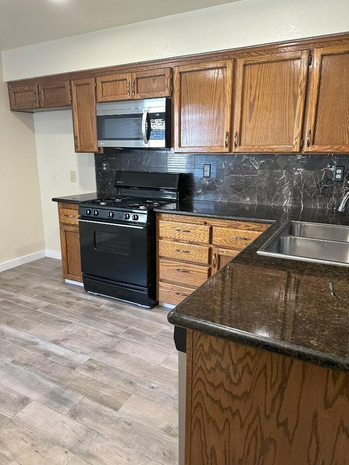 17117 Creekside Cir - Photo 3 of 12