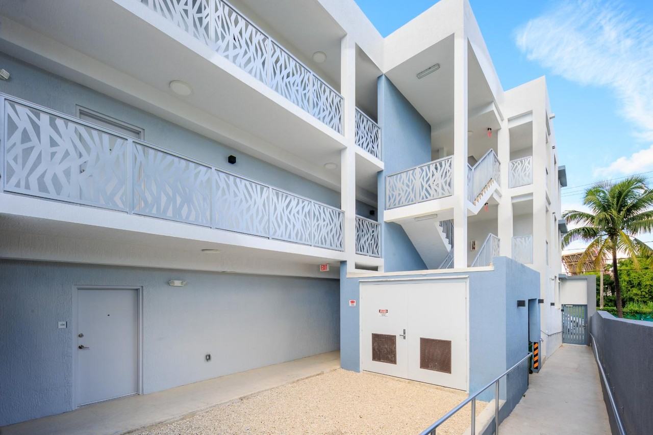 726 NW 3 ST - Photo 7 of 9